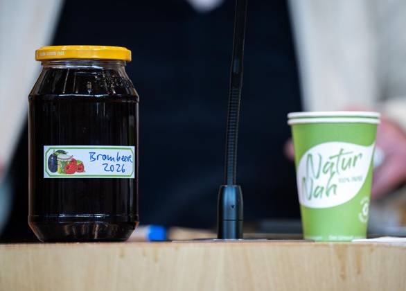 8 THURINGIAN STATE PARLIAMENT 56th PLENARY SESSION ** FOR EDITORIAL USE ONLY ** EDITORIAL USE ONLY ** Oct. 7, 2026, Erfurt, Thuringian State Parliament, 8th Legislative Term, 56th Plenary Session (photo): A jar of blackberry jam sits on Sigrid Hupach’s table. Thuringia, Fair Germany, Thuringia, Erfurt. Copyright SaschaxFromm Copyright: SaschaxFromm doc87xel2njv6anheulg26 ,EDITORIAL USE ONLY Copyright: SaschaxFromm