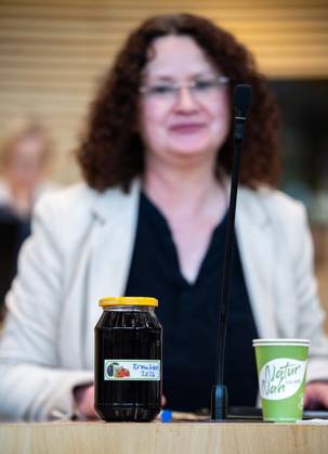 8 THURINGIAN STATE PARLIAMENT 56th PLENARY SESSION ** FOR EDITORIAL USE ONLY ** EDITORIAL USE ONLY ** Oct. 7, 2026, Erfurt, Thuringian State Parliament, 8th Legislative Term, 56th Plenary Session (photo): A jar of blackberry jam sits on Sigrid Hupach’s table. Thuringia, Fair Germany, Thuringia, Erfurt. Copyright SaschaxFromm Copyright: SaschaxFromm doc87xel57sqaxxb5xjtf1 ,EDITORIAL USE ONLY Copyright: SaschaxFromm
