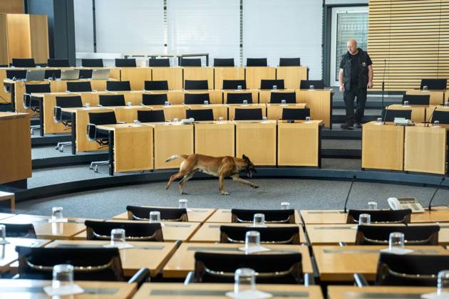 8 THURINGIAN STATE PARLIAMENT 55TH PLENARY SESSION ** FOR EDITORIAL USE ONLY ** EDITORIAL USE ONLY ** Oct. 7, 2026, Erfurt, Thuringian State Parliament, 8th Legislative Session, 55th Plenary Session (photo): A police sniffer dog during a search in the plenary hall, Germany, Thuringia, Erfurt. Copyright SaschaxFromm Copyright: SaschaxFromm doc87xem2lnb5t1az9mwg26 ,EDITORIAL USE ONLY Copyright: SaschaxFromm