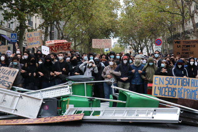 Student blockade near Sciences Po Paris PARIS, FRANCE - OCTOBER 7: Students gather behind makeshift barricades made of trash bins and metal barriers near Sciences Po Paris as part of ongoing mobilization linked to the broader high school and university protest movement in Paris, France, on October 7, 2026. A heavy police presence is deployed at the scene as students denounce conditions in the education system and express solidarity with mobilized high school students. Umit Donmez Anadolu Paris France. Editorial use only. Please get in touch for any other usage. Copyright: x2026xAnadoluxUmitxDonmezx