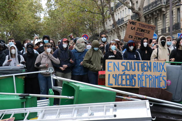 Student blockade near Sciences Po Paris PARIS, FRANCE - OCTOBER 7: Students gather behind makeshift barricades made of trash bins and metal barriers near Sciences Po Paris as part of ongoing mobilization linked to the broader high school and university protest movement in Paris, France, on October 7, 2026. A heavy police presence is deployed at the scene as students denounce conditions in the education system and express solidarity with mobilized high school students. Umit Donmez Anadolu Paris France. Editorial use only. Please get in touch for any other usage. Copyright: x2026xAnadoluxUmitxDonmezx