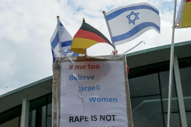 CNTV VIGIL: Demonstrators on the street; participants holding German and Israeli flags at the vigil marking the third anniversary of the attack and massacre in Israel; people gathering in front of the Audimax in the Grindelviertel neighborhood of Hamburg on October 7, 2026, Hamburg, Germany