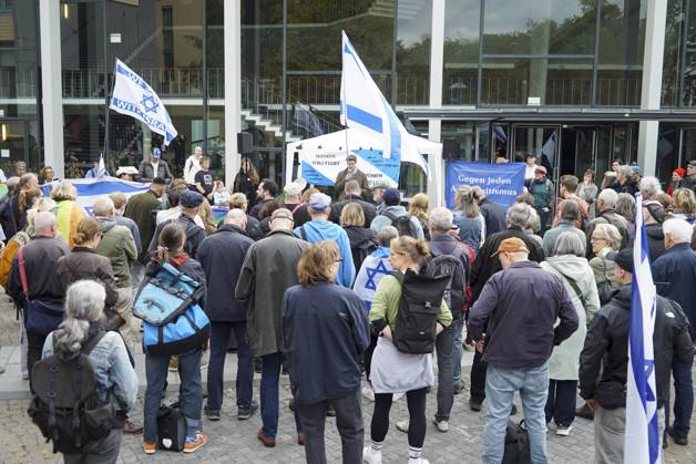CNTV VIGIL: Demonstrators on the street; participants holding German and Israeli flags at the vigil marking the third anniversary of the attack and massacre in Israel; people gathering in front of the Audimax in the Grindelviertel neighborhood of Hamburg on October 7, 2026, Hamburg, Germany
