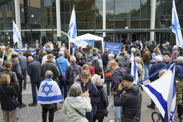 CNTV VIGIL: Demonstrators on the street; participants holding German and Israeli flags at the vigil marking the third anniversary of the attack and massacre in Israel; people gathering in front of the Audimax in the Grindelviertel neighborhood of Hamburg on October 7, 2026, Hamburg, Germany