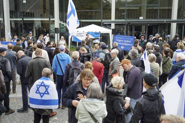 CNTV VIGIL: Demonstrators on the street; participants holding German and Israeli flags at the vigil marking the third anniversary of the attack and massacre in Israel; people gathering in front of the Audimax in the Grindelviertel neighborhood of Hamburg on October 7, 2026, Hamburg, Germany