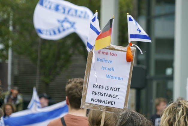 CNTV VIGIL: Demonstrators on the street; participants holding German and Israeli flags at the vigil marking the third anniversary of the attack and massacre in Israel; people gathering in front of the Audimax in the Grindelviertel neighborhood of Hamburg on October 7, 2026, Hamburg, Germany