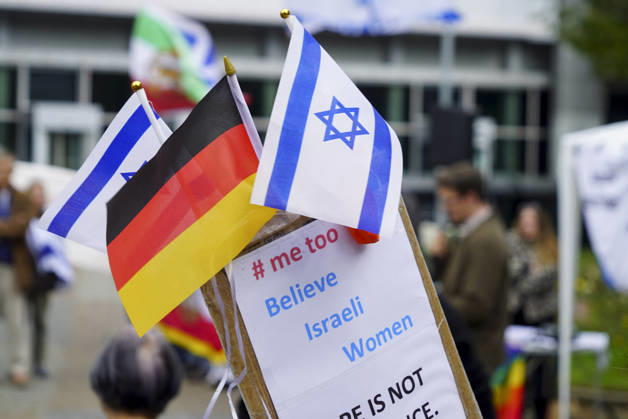 CNTV VIGIL: Demonstrators on the street; participants holding German and Israeli flags at the vigil marking the third anniversary of the attack and massacre in Israel; people gathering in front of the Audimax in the Grindelviertel neighborhood of Hamburg on October 7, 2026, Hamburg, Germany
