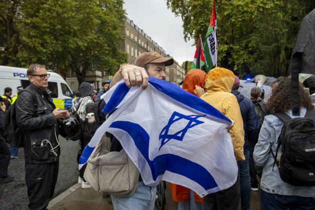 Pro-Israel Counter-Protest Disrupts Pro-Palestine Student March Russell Square, London, October 7, 2026 A pro-Palestine student march travelled from Lincoln™s Inn Fields towards Russell Square, where pro-Israel counter-protesters gathered with Israeli flags and placards. The counter-protest disrupted the student demonstration as police maintained a presence and kept the two groups separated., Credit:Zak Irfan Avalon Copyright: xZakxIrfanx xAvalonx 1141227608