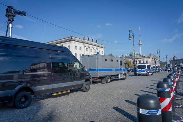 Berlin, Bebelplatz, Commemoration Berlin, Bebelplatz, Commemoration of the 1,200 victims of the Islamic terrorist attack on Israel on October 7, 2023, Security, Berlin Police Berlin GER