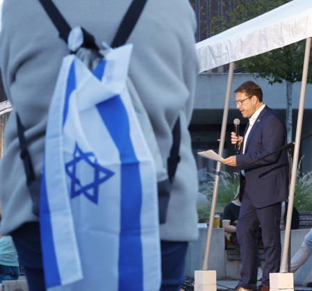 Commemoration 7 10 23 07 10 2026 Three years after the Hamas attack on Israel, which left 1,200 people dead and 251 taken hostage, numerous Darmstadt residents will gather at Friedensplatz for a commemoration featuring an art installation and a central rally. The event’s patron is MayorMayor Hanno Benz Darmstadt, Hesse, Germany