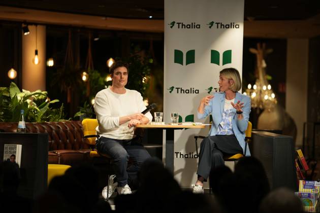 RECORD DATE NOT STATED Datum: 07.10.2026 Ort: Dresden Im Bild: Constantin Schreiber ; Vor einer Buchhandlung (Thalia) in der Dresdner Innenstadt hat es am Mittwochabend Protest gegen eine Lesung des ehemaligen Nachrichten-Sprechers und Moderators Constantin Schreiber gegeben. Schreiber stellte dort am Abend sein neues Buch ,,Die Kraft des Islams vor. Zu der Demonstration hatte die Gruppe ,,Free Palestine Dresden aufgerufen. Hintergrund war Schreibers Auseinandersetzung mit dem Islam sowie seine Positionierung zum Nahostkonflikt. Schreiber hatte bereits im Vorfeld auf den Protestaufruf reagiert und erklaert, die Veranstaltung trotz der angekuendigten Demonstration besuchen zu wollen. Die Lesung fand am Abend in der Buchhandlung auf der Prager Stras xLucas Friedenhainx