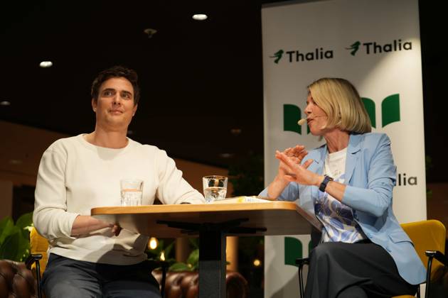 RECORD DATE NOT STATED Datum: 07.10.2026 Ort: Dresden Im Bild: Constantin Schreiber ; Vor einer Buchhandlung (Thalia) in der Dresdner Innenstadt hat es am Mittwochabend Protest gegen eine Lesung des ehemaligen Nachrichten-Sprechers und Moderators Constantin Schreiber gegeben. Schreiber stellte dort am Abend sein neues Buch ,,Die Kraft des Islams vor. Zu der Demonstration hatte die Gruppe ,,Free Palestine Dresden aufgerufen. Hintergrund war Schreibers Auseinandersetzung mit dem Islam sowie seine Positionierung zum Nahostkonflikt. Schreiber hatte bereits im Vorfeld auf den Protestaufruf reagiert und erklaert, die Veranstaltung trotz der angekuendigten Demonstration besuchen zu wollen. Die Lesung fand am Abend in der Buchhandlung auf der Prager Stras xLucas Friedenhainx