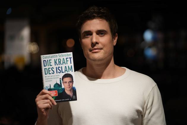 RECORD DATE NOT STATED Datum: 07.10.2026 Ort: Dresden Im Bild: Constantin Schreiber ; Vor einer Buchhandlung (Thalia) in der Dresdner Innenstadt hat es am Mittwochabend Protest gegen eine Lesung des ehemaligen Nachrichten-Sprechers und Moderators Constantin Schreiber gegeben. Schreiber stellte dort am Abend sein neues Buch ,,Die Kraft des Islams vor. Zu der Demonstration hatte die Gruppe ,,Free Palestine Dresden aufgerufen. Hintergrund war Schreibers Auseinandersetzung mit dem Islam sowie seine Positionierung zum Nahostkonflikt. Schreiber hatte bereits im Vorfeld auf den Protestaufruf reagiert und erklaert, die Veranstaltung trotz der angekuendigten Demonstration besuchen zu wollen. Die Lesung fand am Abend in der Buchhandlung auf der Prager Stras xLucas Friedenhainx