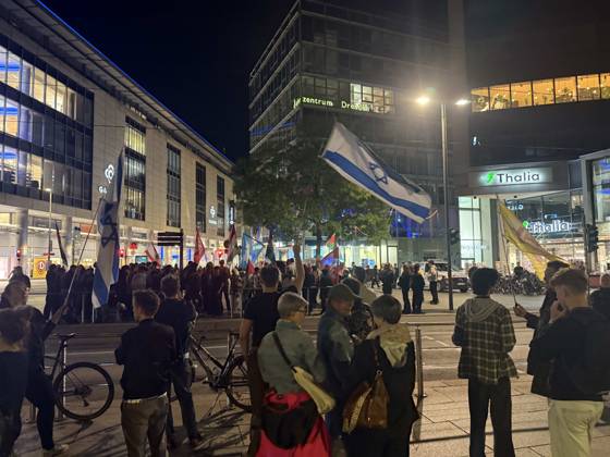 RECORD DATE NOT STATED Datum: 07.10.2026 Ort: Dresden Vor einer Buchhandlung (Thalia) in der Dresdner Innenstadt hat es am Mittwochabend Protest gegen eine Lesung des ehemaligen Nachrichten-Sprechers und Moderators Constantin Schreiber gegeben. Schreiber stellte dort am Abend sein neues Buch ,,Die Kraft des Islams vor. Zu der Demonstration hatte die Gruppe ,,Free Palestine Dresden aufgerufen. Hintergrund war Schreibers Auseinandersetzung mit dem Islam sowie seine Positionierung zum Nahostkonflikt. Schreiber hatte bereits im Vorfeld auf den Protestaufruf reagiert und erklaert, die Veranstaltung trotz der angekuendigten Demonstration besuchen zu wollen. Die Lesung fand am Abend in der Buchhandlung auf der Prager Strasse statt und war ausverkauft. Dr xLucas Friedenhainx
