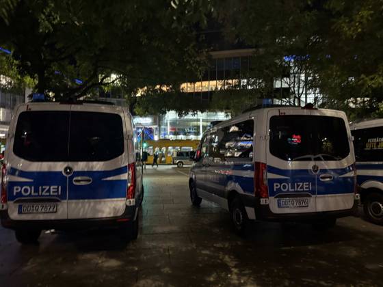 RECORD DATE NOT STATED Datum: 07.10.2026 Ort: Dresden Vor einer Buchhandlung (Thalia) in der Dresdner Innenstadt hat es am Mittwochabend Protest gegen eine Lesung des ehemaligen Nachrichten-Sprechers und Moderators Constantin Schreiber gegeben. Schreiber stellte dort am Abend sein neues Buch ,,Die Kraft des Islams vor. Zu der Demonstration hatte die Gruppe ,,Free Palestine Dresden aufgerufen. Hintergrund war Schreibers Auseinandersetzung mit dem Islam sowie seine Positionierung zum Nahostkonflikt. Schreiber hatte bereits im Vorfeld auf den Protestaufruf reagiert und erklaert, die Veranstaltung trotz der angekuendigten Demonstration besuchen zu wollen. Die Lesung fand am Abend in der Buchhandlung auf der Prager Strasse statt und war ausverkauft. Dr xLucas Friedenhainx