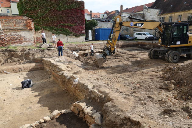 Erster Spatenstich: Baustart für das Sorbisches Wissensforum in Bautzen Bautzen, 7. Oktober 2026. Mit dem feierlichen ersten Spatenstich haben heute in Bautzen die Bauarbeiten für das Sorbisches Wissensforum begonnen. Das rund 50 Millionen Euro teure Großprojekt auf dem historischen Lauenareal gilt als der bisher bedeutendste Meilenstein der Stiftung für das sorbische Volk und wird vollständig über Mittel aus dem sächsischen Strukturwandel finanziert. Bis zur geplanten Fertigstellung im Jahr 2030 entsteht ein moderner, multifunktionaler Gebäudekomplex nach Plänen des Münchner Architekturbüros bogevischs buero. Der Neubau wird zwei der wichtigsten sorbischen Institutionen unter einem Dach vereinen: das Sorbisches Museum mit einer Copyright: xMatthiasxWehnertx