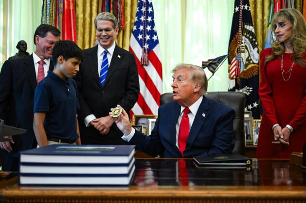 Trump Makes Oval Office Announcement WASHINGTON, DC - OCT. 7: US President Donald Trump hands a challenge coin to a child during an announcement on Trump Accounts in the Oval Office on Wednesday, Oct. 7, 2026 at the White House in Washington, D.C. (Photo by Annabelle Gordon Pool For The Washington Post) Washington DC United States Copyright: xPool ABACAx