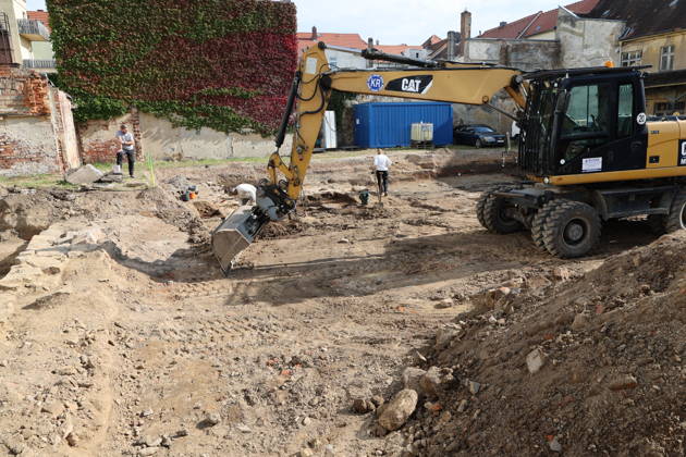 Erster Spatenstich: Baustart für das Sorbisches Wissensforum in Bautzen Bautzen, 7. Oktober 2026. Mit dem feierlichen ersten Spatenstich haben heute in Bautzen die Bauarbeiten für das Sorbisches Wissensforum begonnen. Das rund 50 Millionen Euro teure Großprojekt auf dem historischen Lauenareal gilt als der bisher bedeutendste Meilenstein der Stiftung für das sorbische Volk und wird vollständig über Mittel aus dem sächsischen Strukturwandel finanziert. Bis zur geplanten Fertigstellung im Jahr 2030 entsteht ein moderner, multifunktionaler Gebäudekomplex nach Plänen des Münchner Architekturbüros bogevischs buero. Der Neubau wird zwei der wichtigsten sorbischen Institutionen unter einem Dach vereinen: das Sorbisches Museum mit einer Copyright: xMatthiasxWehnertx