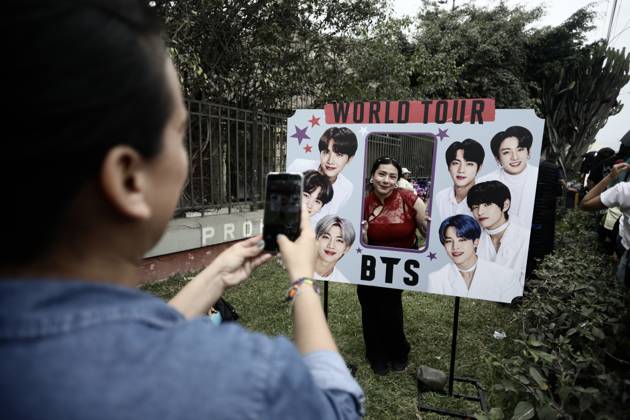 BTS Arirang tour kicks off in Peru LIMA, PERU - OCTOBER 7: Thousands of BTS fans known as ARMY gather around San Marcos Stadium ahead of the first of three concerts the South Korean band is set to perform in Lima, Peru on October 7, 2026. Fans from across Peru and abroad arrived early to attend the highly anticipated show from BTS s Arirang world tour. Klebher Vasquez Anadolu Lima Peru. Editorial use only. Please get in touch for any other usage. Copyright: x2026xAnadoluxKlebherxVasquezx