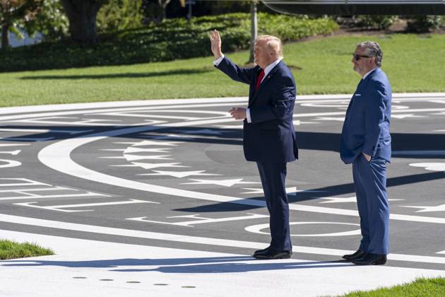 October 7, 2026, Washington, Dc, USA: President Donald Trump, joined by Sen. Ted Cruz, waves to supporters before departing on Marine One from the South Lawn of the White House..Trump was enroute to a campaign event in San Antonio, Texas. Washington USA  - ZUMAs197 20261007_aaa_s197_161 Copyright: xJenxGolbeckx