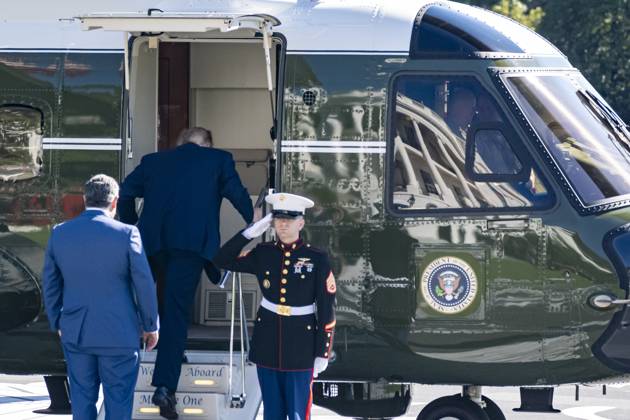 October 7, 2026, Washington, Dc, USA: The White House is reflected in Marine One as President Donald Trump and Sen. Ted Cruz board from the helipad on the South Lawn of the White House..Trump was enroute to a campaign event in San Antonio, Texas. Washington USA  - ZUMAs197 20261007_aaa_s197_170 Copyright: xJenxGolbeckx