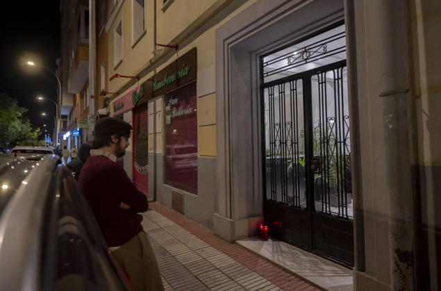 Maricarmen Abascal, who became a symbol of the fight for housing after her eviction, has died. Candles and flowers at Maricarmen’s home, October 7, 2026, in Madrid, Spain. Maricarmen Abascal, who became a symbol of the housing rights movement that led to the Puerta del Sol encampment after being evicted from the home in Retiro where she had lived for 70 years, died on Wednesday, as confirmed by the Tenants’ Union. The woman had been hospitalized at Gregorio Maranón Hospital since September 23. On that day, she was carried out on a stretcher from her home on Alcalde Sainz de Baranda Street after the eviction order was enforced, despite protests from dozens of activists, and transferred to the Madrid hospital due to her fragile health. OCTOB  Copyright: xAlbertoxOrtegax 7827331