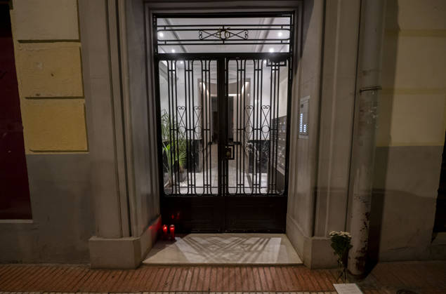 Maricarmen Abascal, who became a symbol of the fight for housing after her eviction, has died. Candles and flowers at Maricarmen’s home, October 7, 2026, in Madrid, Spain. Maricarmen Abascal, who became a symbol of the housing rights movement that led to the Puerta del Sol encampment after being evicted from the home in Retiro where she had lived for 70 years, died on Wednesday, as confirmed by the Tenants’ Union. The woman had been hospitalized at Gregorio Maranón Hospital since September 23. On that day, she was carried out on a stretcher from her home on Alcalde Sainz de Baranda Street after the eviction order was enforced, despite protests from dozens of activists, and transferred to the Madrid hospital due to her fragile health. OCTOB  Copyright: xAlbertoxOrtegax 7827333