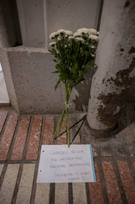 Maricarmen Abascal, who became a symbol of the fight for housing after her eviction, has died A bouquet of flowers with a dedication at Maricarmen’s home, October 7, 2026, in Madrid, Spain. Maricarmen Abascal, who became a symbol of the housing rights movement that led to the Puerta del Sol encampment after being evicted from the home in Retiro where she had lived for 70 years, died on Wednesday, as confirmed by the Tenants’ Union. The woman had been hospitalized at Gregorio Maranón Hospital since September 23. On that day, she was carried out on a stretcher from her home on Alcalde Sainz de Baranda Street after the eviction order was enforced, despite protests from dozens of activists, and transferred to the Madrid hospital due to her fra  Copyright: xAlbertoxOrtegax 7827334
