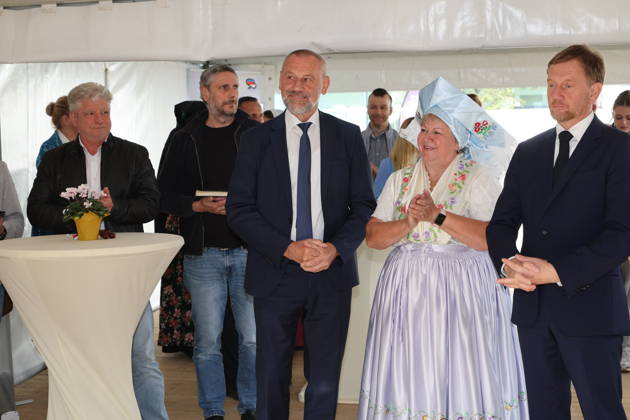 Erster Spatenstich: Baustart für das Sorbisches Wissensforum in Bautzen Bautzen, 7. Oktober 2026. Mit dem feierlichen ersten Spatenstich haben heute in Bautzen die Bauarbeiten für das Sorbisches Wissensforum begonnen. Das rund 50 Millionen Euro teure Großprojekt auf dem historischen Lauenareal gilt als der bisher bedeutendste Meilenstein der Stiftung für das sorbische Volk und wird vollständig über Mittel aus dem sächsischen Strukturwandel finanziert. Bis zur geplanten Fertigstellung im Jahr 2030 entsteht ein moderner, multifunktionaler Gebäudekomplex nach Plänen des Münchner Architekturbüros bogevischs buero. Der Neubau wird zwei der wichtigsten sorbischen Institutionen unter einem Dach vereinen: das Sorbisches Museum mit einer Copyright: xMatthiasxWehnertx