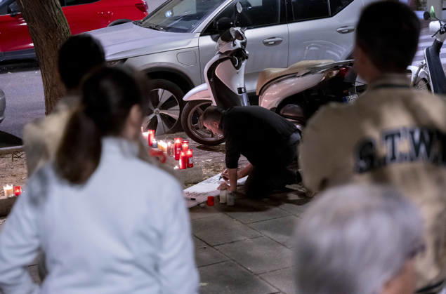 Maricarmen Abascal, who became a symbol of the fight for housing after her eviction, has died. Several people leave candles and messages at Maricarmen’s home on October 7, 2026, in Madrid, Spain. Maricarmen Abascal, who became a symbol of the housing rights movement that led to the Puerta del Sol encampment after being evicted from the home in Retiro where she had lived for 70 years, died on Wednesday, as confirmed by the Tenants’ Union. The woman had been hospitalized at Gregorio Maranón Hospital since September 23. On that day, she was carried out on a stretcher from her home on Alcalde Sainz de Baranda Street after the eviction order was enforced, despite protests from dozens of activists, and transferred to the Madrid hospital due to h  Copyright: xAlbertoxOrtegax 7827351