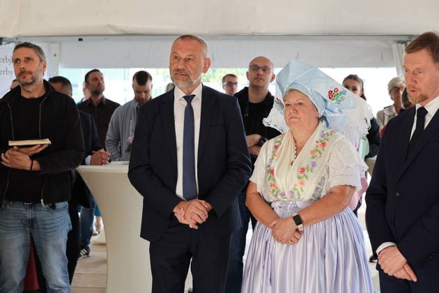 Erster Spatenstich: Baustart für das Sorbisches Wissensforum in Bautzen Bautzen, 7. Oktober 2026. Mit dem feierlichen ersten Spatenstich haben heute in Bautzen die Bauarbeiten für das Sorbisches Wissensforum begonnen. Das rund 50 Millionen Euro teure Großprojekt auf dem historischen Lauenareal gilt als der bisher bedeutendste Meilenstein der Stiftung für das sorbische Volk und wird vollständig über Mittel aus dem sächsischen Strukturwandel finanziert. Bis zur geplanten Fertigstellung im Jahr 2030 entsteht ein moderner, multifunktionaler Gebäudekomplex nach Plänen des Münchner Architekturbüros bogevischs buero. Der Neubau wird zwei der wichtigsten sorbischen Institutionen unter einem Dach vereinen: das Sorbisches Museum mit einer Copyright: xMatthiasxWehnertx