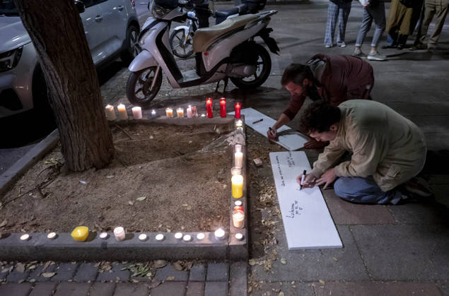 Maricarmen Abascal, who became a symbol of the fight for housing after her eviction, has died. Several people leave candles and messages at Maricarmen’s home on October 7, 2026, in Madrid, Spain. Maricarmen Abascal, who became a symbol of the housing rights movement that led to the Puerta del Sol encampment after being evicted from the home in Retiro where she had lived for 70 years, died on Wednesday, as confirmed by the Tenants’ Union. The woman had been hospitalized at Gregorio Maranón Hospital since September 23. On that day, she was carried out on a stretcher from her home on Alcalde Sainz de Baranda Street after the eviction order was enforced, despite protests from dozens of activists, and transferred to the Madrid hospital due to h  Copyright: xAlbertoxOrtegax 7827361