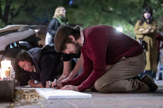 Maricarmen Abascal, who became a symbol of the fight for housing after her eviction, has died. Writer David Uclés writes a message at Maricarmen’s home on October 7, 2026, in Madrid, Spain. Maricarmen Abascal, who became a symbol of the housing rights movement that led to the Puerta del Sol encampment after being evicted from the home in Retiro where she had lived for 70 years, died on Wednesday, as confirmed by the Tenants’ Union. The woman had been hospitalized at Gregorio Maranón Hospital since September 23. On that day, she was carried out on a stretcher from her home on Alcalde Sainz de Baranda Street after the eviction order was enforced, despite protests from dozens of activists, and transferred to the Madrid hospital due to her fra  Copyright: xAlbertoxOrtegax 7827362