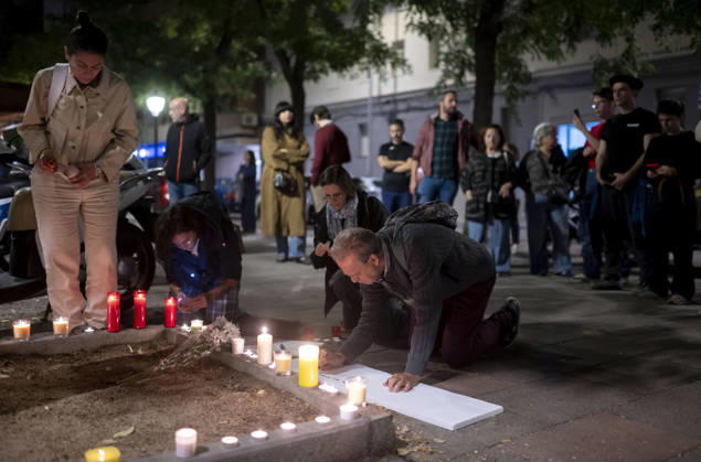 Maricarmen Abascal, who became a symbol of the fight for housing after her eviction, has died. Several people leave candles and messages at Maricarmen’s home on October 7, 2026, in Madrid, Spain. Maricarmen Abascal, who became a symbol of the housing rights movement that led to the Puerta del Sol encampment after being evicted from the home in Retiro where she had lived for 70 years, died on Wednesday, as confirmed by the Tenants’ Union. The woman had been hospitalized at Gregorio Maranón Hospital since September 23. On that day, she was carried out on a stretcher from her home on Alcalde Sainz de Baranda Street after the eviction order was enforced, despite protests from dozens of activists, and transferred to the Madrid hospital due to h  Copyright: xAlbertoxOrtegax 7827365