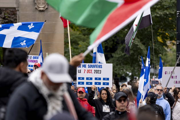 October 7, 2026, Montreal, Pq, CANADA: Pro-Palestinian and pro-Israel demonstrators are separated by police in Montreal, on Wednesday, Oct. 7, 2026. Montreal CANADA  - ZUMAc35_ 20261007_zaf_c35_060 Copyright: xChristopherxKatsarovx