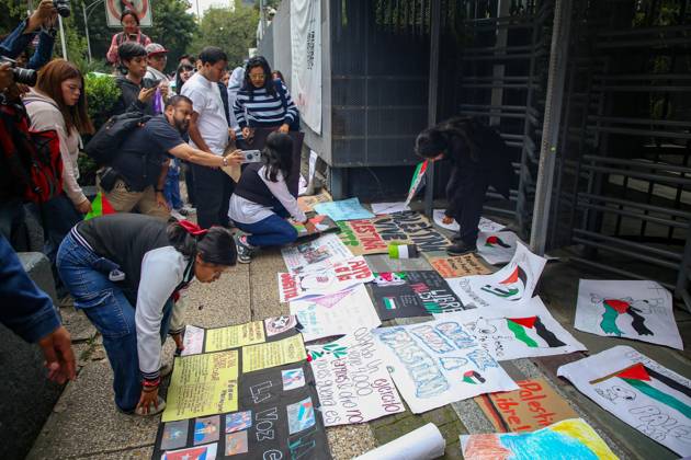 October 7, 2026: TO-45388 & x2013; Mexico City, October 7, 2026: Hundreds of students from the Rafael Ram& xed;rez National Federation of Revolutionary Students are protesting against the genocide in Palestine at the former U.S. Embassy site in Mexico City, where they smashed pi& xf1;atas bearing the likenesses of Donald Trump and Benjamin Netanyahu. Photo: Ian Robles .com.mx - ZUMAcs4_ 20261007_faa_cs4_139 Copyright: xClasosx