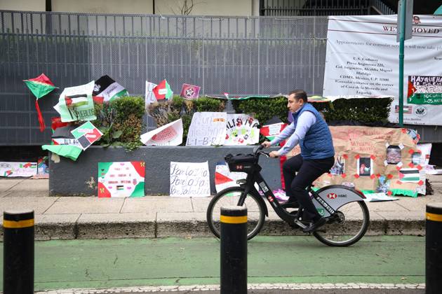 October 7, 2026: TO-45388 & x2013; Mexico City, October 7, 2026: Hundreds of students from the Rafael Ram& xed;rez National Federation of Revolutionary Students are protesting against the genocide in Palestine at the former U.S. Embassy site in Mexico City, where they smashed pi& xf1;atas bearing the likenesses of Donald Trump and Benjamin Netanyahu. Photo: Ian Robles .com.mx - ZUMAcs4_ 20261007_faa_cs4_142 Copyright: xClasosx