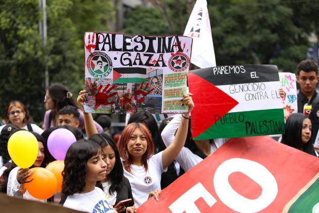 October 7, 2026: TO-45388 & x2013; Mexico City, October 7, 2026: Hundreds of students from the Rafael Ram& xed;rez National Federation of Revolutionary Students are protesting against the genocide in Palestine at the former U.S. Embassy site in Mexico City, where they smashed pi& xf1;atas bearing the likenesses of Donald Trump and Benjamin Netanyahu. Photo: Ian Robles .com.mx - ZUMAcs4_ 20261007_faa_cs4_144 Copyright: xClasosx