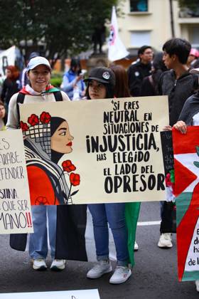 October 7, 2026: TO-45388 & x2013; Mexico City, October 7, 2026: Hundreds of students from the Rafael Ram& xed;rez National Federation of Revolutionary Students are protesting against the genocide in Palestine at the former U.S. Embassy site in Mexico City, where they smashed pi& xf1;atas bearing the likenesses of Donald Trump and Benjamin Netanyahu. Photo: Ian Robles .com.mx - ZUMAcs4_ 20261007_faa_cs4_147 Copyright: xClasosx