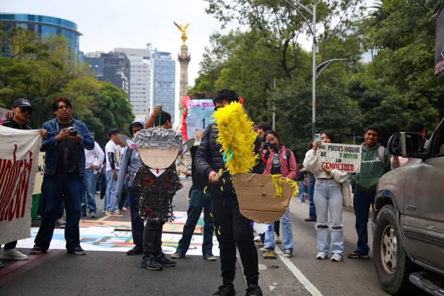 October 7, 2026: TO-45388 & x2013; Mexico City, October 7, 2026: Hundreds of students from the Rafael Ram& xed;rez National Federation of Revolutionary Students are protesting against the genocide in Palestine at the former U.S. Embassy site in Mexico City, where they smashed pi& xf1;atas bearing the likenesses of Donald Trump and Benjamin Netanyahu. Photo: Ian Robles .com.mx - ZUMAcs4_ 20261007_faa_cs4_153 Copyright: xClasosx