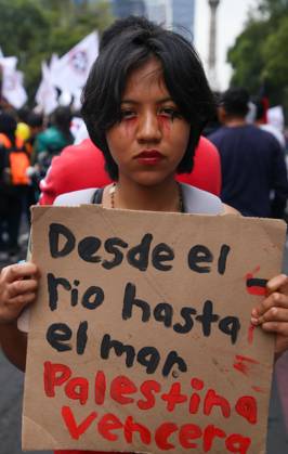 October 7, 2026: TO-45388 & x2013; Mexico City, October 7, 2026: Hundreds of students from the Rafael Ram& xed;rez National Federation of Revolutionary Students are protesting against the genocide in Palestine at the former U.S. Embassy site in Mexico City, where they smashed pi& xf1;atas bearing the likenesses of Donald Trump and Benjamin Netanyahu. Photo: Ian Robles .com.mx - ZUMAcs4_ 20261007_faa_cs4_156 Copyright: xClasosx