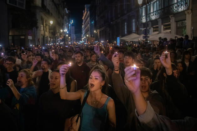 Maricarmen Abascal, who became a symbol of the fight for housing after her eviction, has died. Dozens of people held a candlelight vigil for Maricarmen in front of the Congress of Deputies on October 7, 2026, in Madrid, Spain. Maricarmen Abascal, who became a symbol of the housing rights movement that led to the Puerta del Sol encampment after being evicted from the home in Retiro where she had lived for 70 years, died on Wednesday, as confirmed by the Tenants’ Union. The woman had been hospitalized at Gregorio Maranón Hospital since September 23. On that day, she was carried out on a stretcher from her home on Alcalde Sainz de Baranda Street after the eviction order was enforced, despite protests from dozens of activists, and transferred  Copyright: xFernandoxSanchezx 7827432