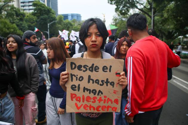 October 7, 2026: TO-45388 & x2013; Mexico City, October 7, 2026: Hundreds of students from the Rafael Ram& xed;rez National Federation of Revolutionary Students are protesting against the genocide in Palestine at the former U.S. Embassy site in Mexico City, where they smashed pi& xf1;atas bearing the likenesses of Donald Trump and Benjamin Netanyahu. Photo: Ian Robles .com.mx - ZUMAcs4_ 20261007_faa_cs4_171 Copyright: xClasosx