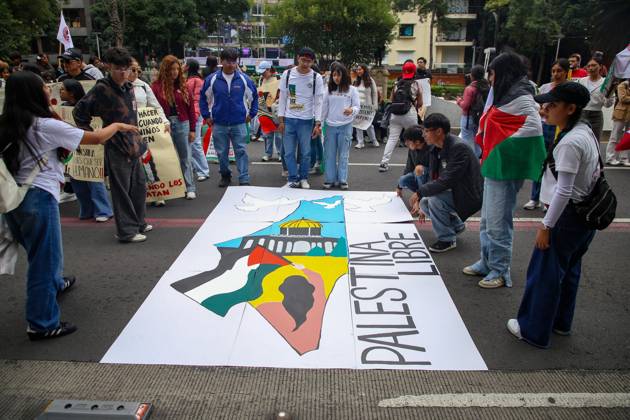 October 7, 2026: TO-45388 & x2013; Mexico City, October 7, 2026: Hundreds of students from the Rafael Ram& xed;rez National Federation of Revolutionary Students are protesting against the genocide in Palestine at the former U.S. Embassy site in Mexico City, where they smashed pi& xf1;atas bearing the likenesses of Donald Trump and Benjamin Netanyahu. Photo: Ian Robles .com.mx - ZUMAcs4_ 20261007_faa_cs4_175 Copyright: xClasosx