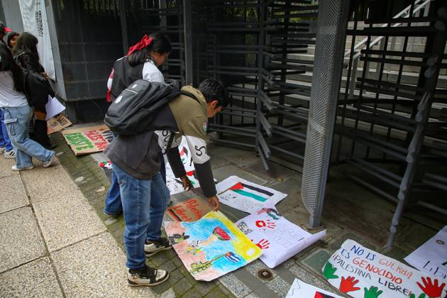 October 7, 2026: TO-45388 & x2013; Mexico City, October 7, 2026: Hundreds of students from the Rafael Ram& xed;rez National Federation of Revolutionary Students are protesting against the genocide in Palestine at the former U.S. Embassy site in Mexico City, where they smashed pi& xf1;atas bearing the likenesses of Donald Trump and Benjamin Netanyahu. Photo: Ian Robles .com.mx - ZUMAcs4_ 20261007_faa_cs4_183 Copyright: xClasosx