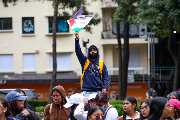 October 7, 2026: TO-45388 & x2013; Mexico City, October 7, 2026: Hundreds of students from the Rafael Ram& xed;rez National Federation of Revolutionary Students are protesting against the genocide in Palestine at the former U.S. Embassy site in Mexico City, where they smashed pi& xf1;atas bearing the likenesses of Donald Trump and Benjamin Netanyahu. Photo: Ian Robles .com.mx - ZUMAcs4_ 20261007_faa_cs4_188 Copyright: xClasosx