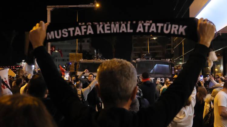 October 7, 2026, Â°Zmir, ToÂ¼rkiye: IZMIR, TURKEY, OCTOBER 7, 2026: Supporters of the opposition YENI Parti protest after Izmir Metropolitan Mayor Cemil Tugay joined President Recep Tayyip Erdogan s ruling AKP. Tugay was elected mayor as a CHP candidate in the 2024 local elections before leaving the party earlier this year. Protesters attempted to march toward Izmir City Hall carrying a black wreath, black carnations and a symbolic coffin while chanting for Tugay to resign. Police blocked parts of the march with barricades, riot police and water cannon vehicles, with protesters leaving flowers and the wreath near police barriers. Â°Zmir Türkiye - ZUMAq101 20261007_zna_q101_312 Copyright: xTurgayxKilicx