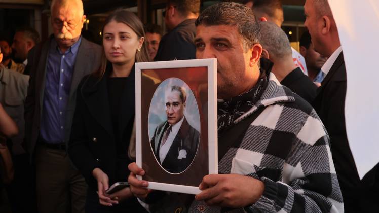 October 7, 2026, Â°Zmir, ToÂ¼rkiye: IZMIR, TURKEY, OCTOBER 7, 2026: Supporters of the opposition YENI Parti protest after Izmir Metropolitan Mayor Cemil Tugay joined President Recep Tayyip Erdogan s ruling AKP. Tugay was elected mayor as a CHP candidate in the 2024 local elections before leaving the party earlier this year. Protesters attempted to march toward Izmir City Hall carrying a black wreath, black carnations and a symbolic coffin while chanting for Tugay to resign. Police blocked parts of the march with barricades, riot police and water cannon vehicles, with protesters leaving flowers and the wreath near police barriers. Â°Zmir Türkiye - ZUMAq101 20261007_zna_q101_313 Copyright: xTurgayxKilicx
