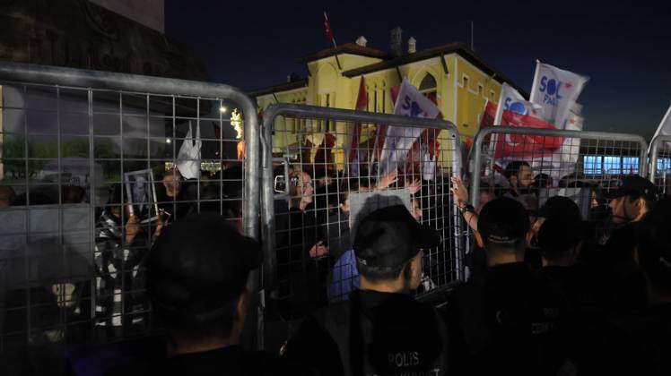 October 7, 2026, Â°Zmir, ToÂ¼rkiye: IZMIR, TURKEY, OCTOBER 7, 2026: Supporters of the opposition YENI Parti protest after Izmir Metropolitan Mayor Cemil Tugay joined President Recep Tayyip Erdogan s ruling AKP. Tugay was elected mayor as a CHP candidate in the 2024 local elections before leaving the party earlier this year. Protesters attempted to march toward Izmir City Hall carrying a black wreath, black carnations and a symbolic coffin while chanting for Tugay to resign. Police blocked parts of the march with barricades, riot police and water cannon vehicles, with protesters leaving flowers and the wreath near police barriers. Â°Zmir Türkiye - ZUMAq101 20261007_zna_q101_314 Copyright: xTurgayxKilicx