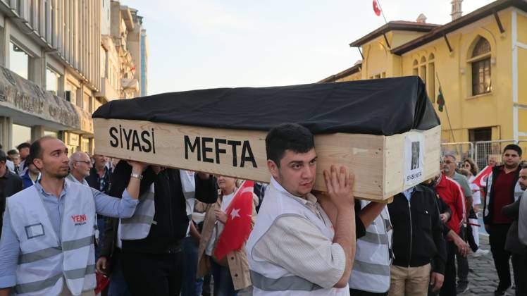 October 7, 2026, Â°Zmir, ToÂ¼rkiye: IZMIR, TURKEY, OCTOBER 7, 2026: Supporters of the opposition YENI Parti protest after Izmir Metropolitan Mayor Cemil Tugay joined President Recep Tayyip Erdogan s ruling AKP. Tugay was elected mayor as a CHP candidate in the 2024 local elections before leaving the party earlier this year. Protesters attempted to march toward Izmir City Hall carrying a black wreath, black carnations and a symbolic coffin while chanting for Tugay to resign. Police blocked parts of the march with barricades, riot police and water cannon vehicles, with protesters leaving flowers and the wreath near police barriers. Â°Zmir Türkiye - ZUMAq101 20261007_zna_q101_311 Copyright: xTurgayxKilicx